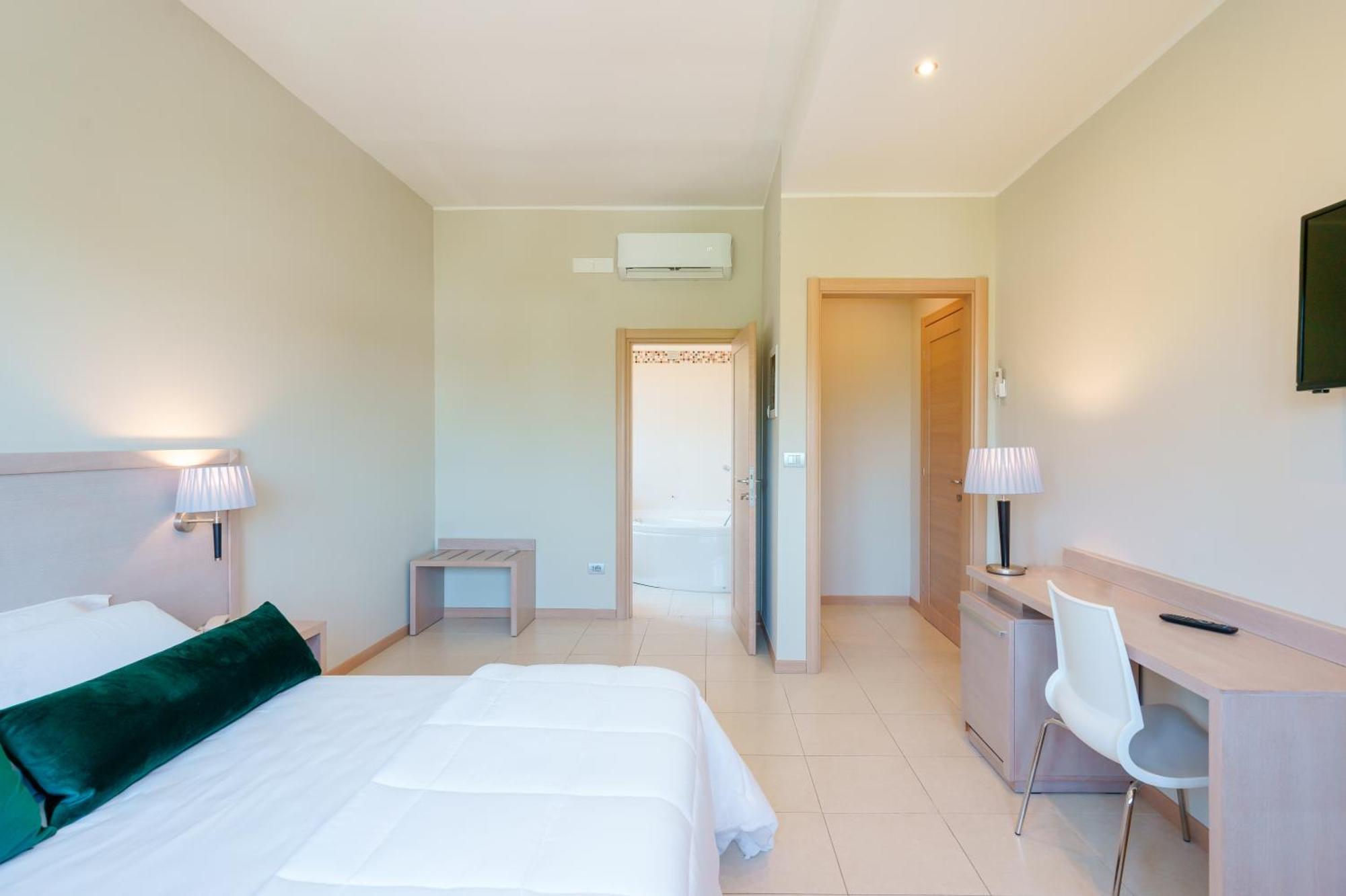 Dimora Lucia Hotel Martina Franca Bagian luar foto